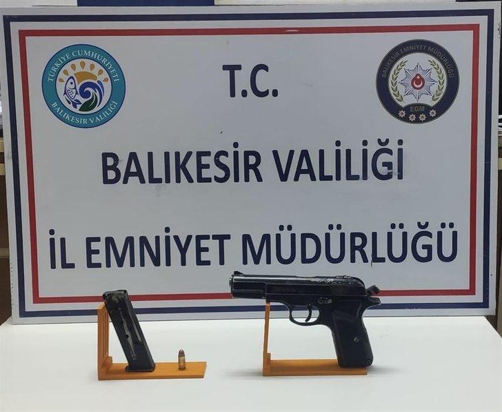 Balıkesir’de polis 20 aranan şahsı yakalarken, 3 silah ele geçirdi G2