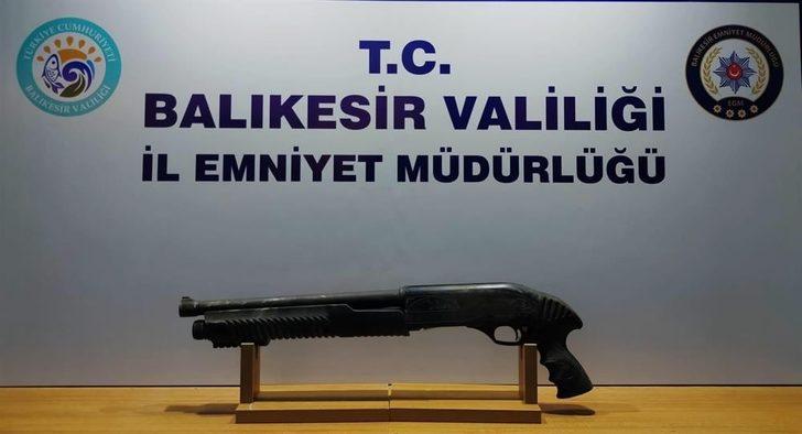 Balıkesir’de polis 20 aranan şahsı yakalarken, 3 silah ele geçirdi G3