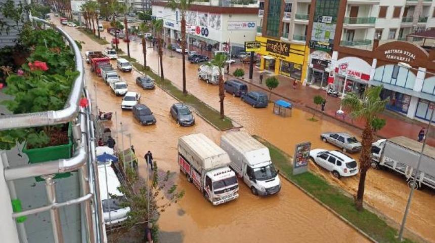 Şiddetli yağış Antalya'yı olumsuz etkiledi! 100.3 kilogram yağış düştü