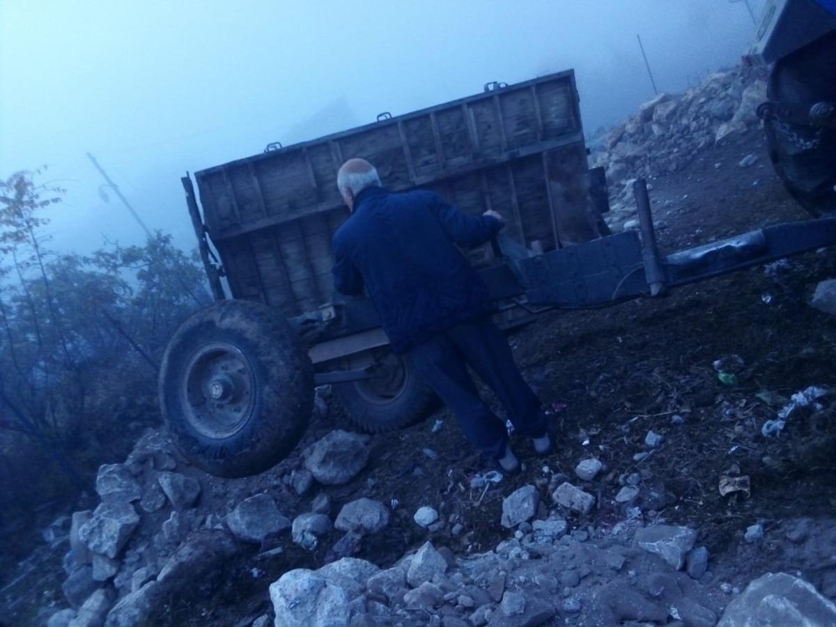 Gerc&uuml;ş&rsquo;te toprak y&uuml;kl&uuml; r&ouml;mork devrildi