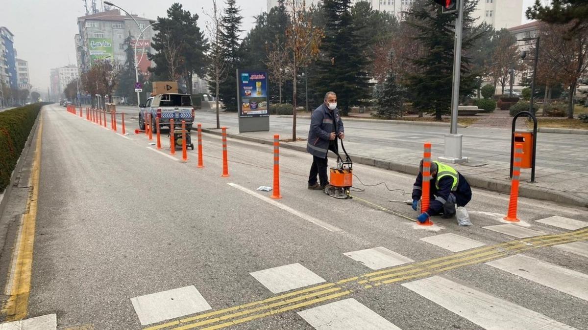 &Ccedil;orum&rsquo;da gazi caddesine bisiklet yolu yapıyor
