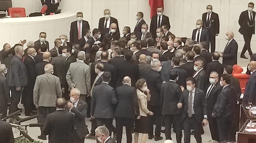 Meclis'te yüksek tansiyon! AK Parti'li ve HDP'li vekiller birbirinin üzerine yürüdü