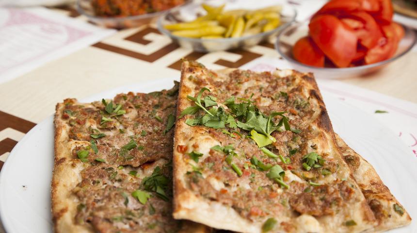 Etli ekmek nasıl yapılır? MasterChef etli ekmek tarifi nedir? Etli ekmek malzemeleri neler?