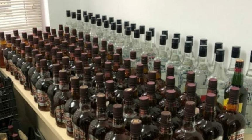 Amasya polisinden sahte i&ccedil;ki operasyonu: 11 g&ouml;zaltı