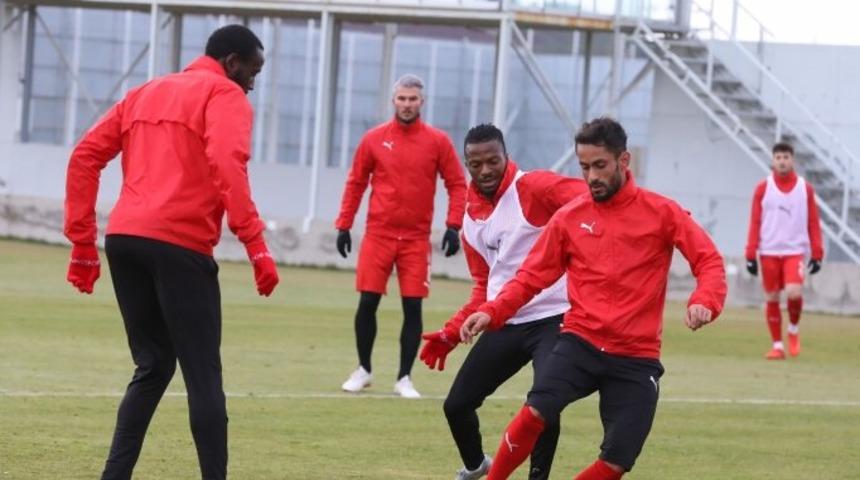 Sivasspor'da bir futbolcunun Kovid-19 testi pozitif çıktı