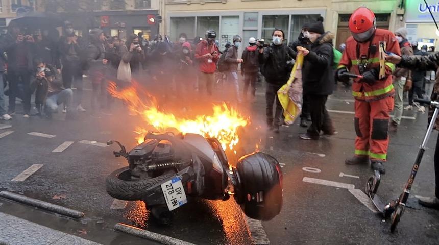 Fransa yine karıştı: &Ccedil;ok sayıda g&ouml;zaltı var