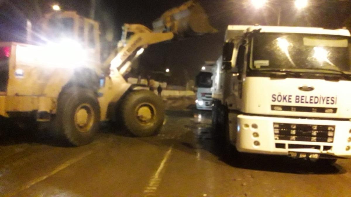 S&ouml;ke&rsquo;de aşırı yağış karayolunu trafiğe kapattı