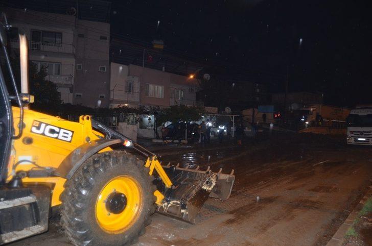 Söke’de aşırı yağış karayolunu trafiğe kapattı G2