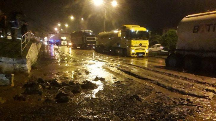 Söke’de aşırı yağış karayolunu trafiğe kapattı G4
