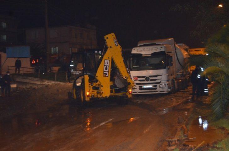 Söke’de aşırı yağış karayolunu trafiğe kapattı G5