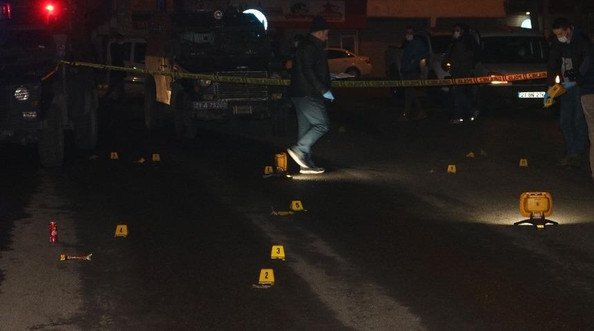 Diyarbakır'da silahlı kavga! Sokak boş kovanlarla doldu