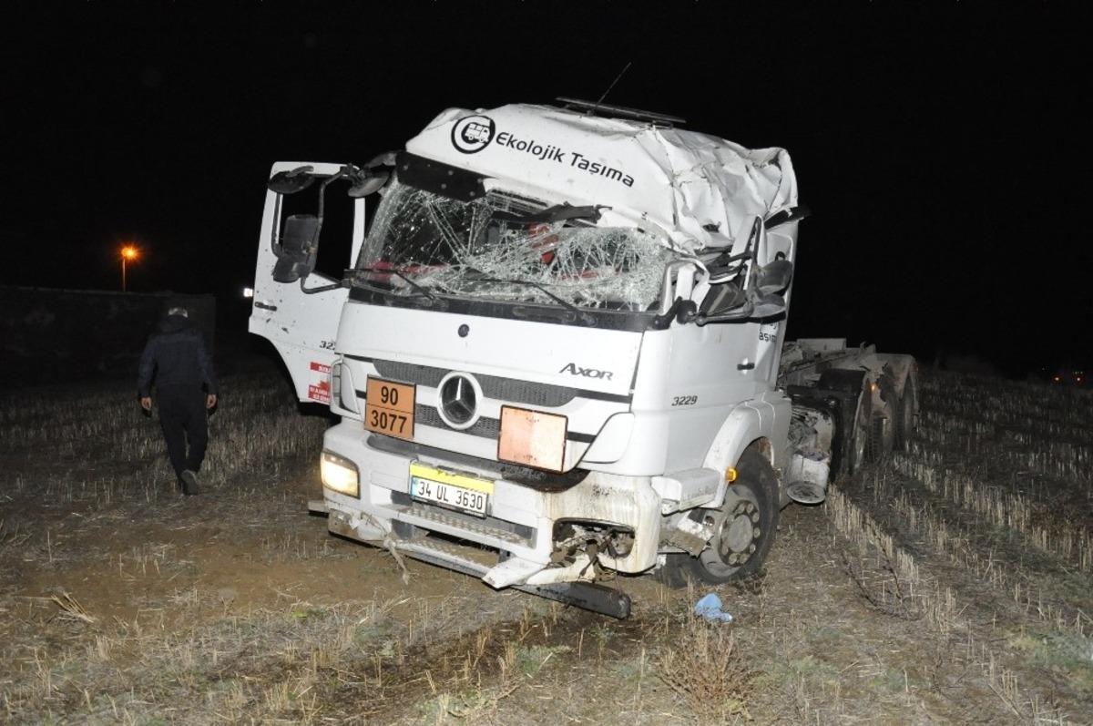 Sokağa &ccedil;ıkma kısıtlamasında &ccedil;aldığı kamyonla kaza yaptı