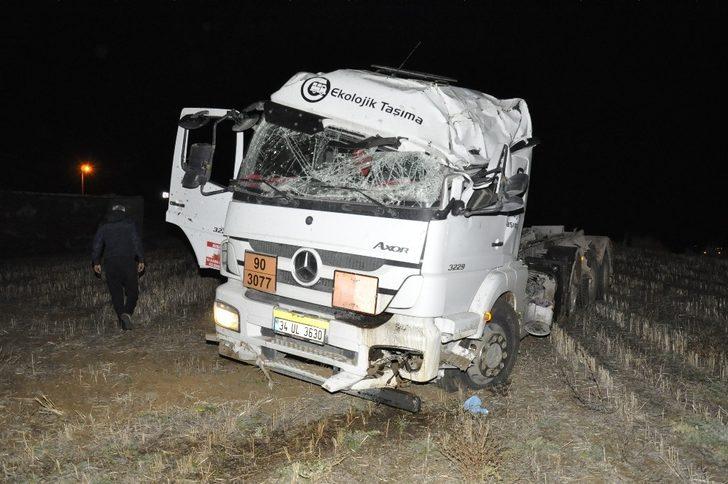 Sokağa çıkma kısıtlamasında çaldığı kamyonla kaza yaptı G1