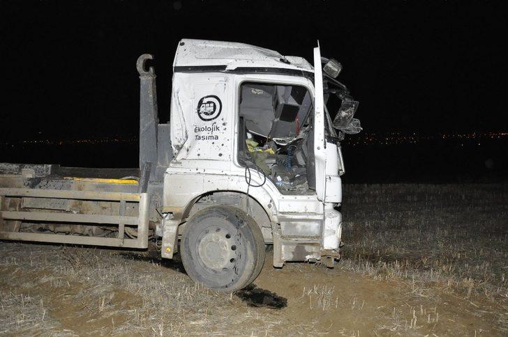 Sokağa çıkma kısıtlamasında çaldığı kamyonla kaza yaptı G2