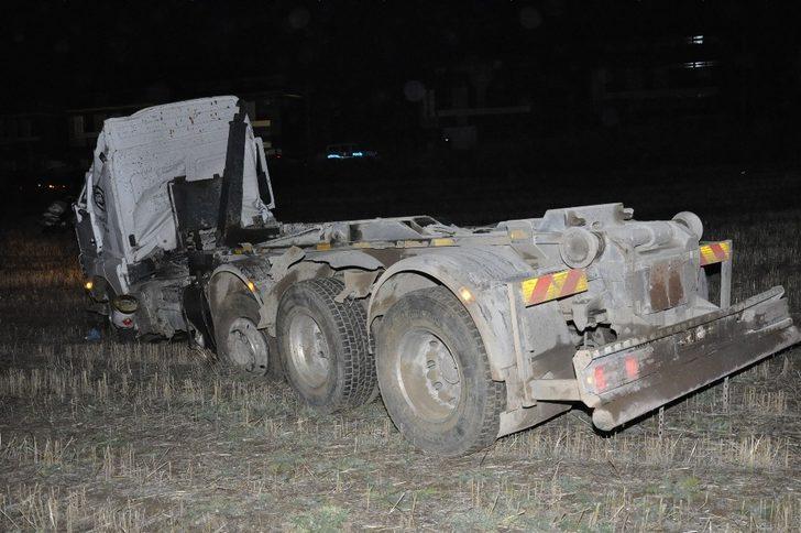 Sokağa çıkma kısıtlamasında çaldığı kamyonla kaza yaptı G4