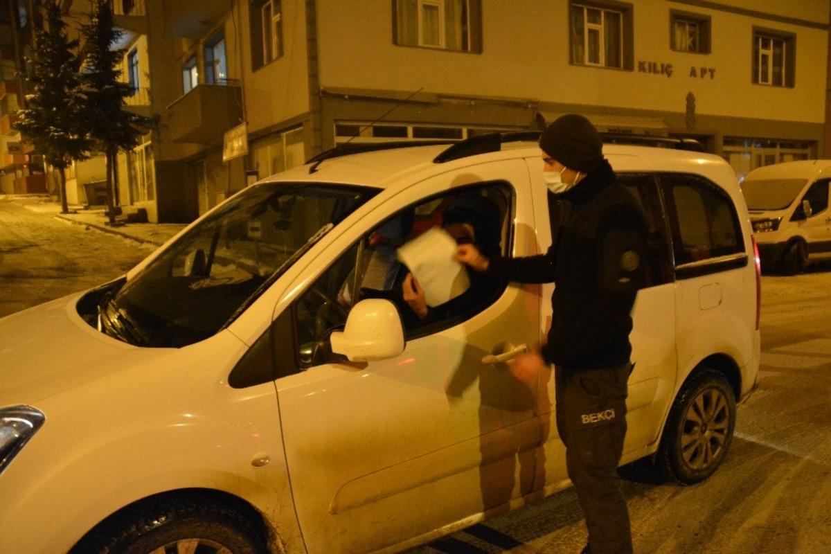 Yoğun kar yağışı altında polisten sıkı denetim