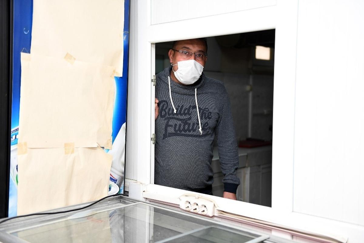 Mersin&rsquo;de salgında kapalı olan esnafın su borcu belediyece &ouml;denecek