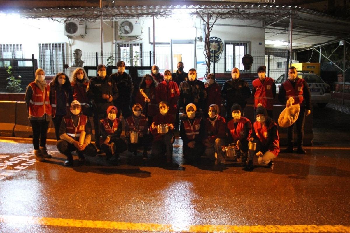 Kızılay g&ouml;n&uuml;ll&uuml;leri polis ekiplerine &ccedil;orba ikramında bulundu