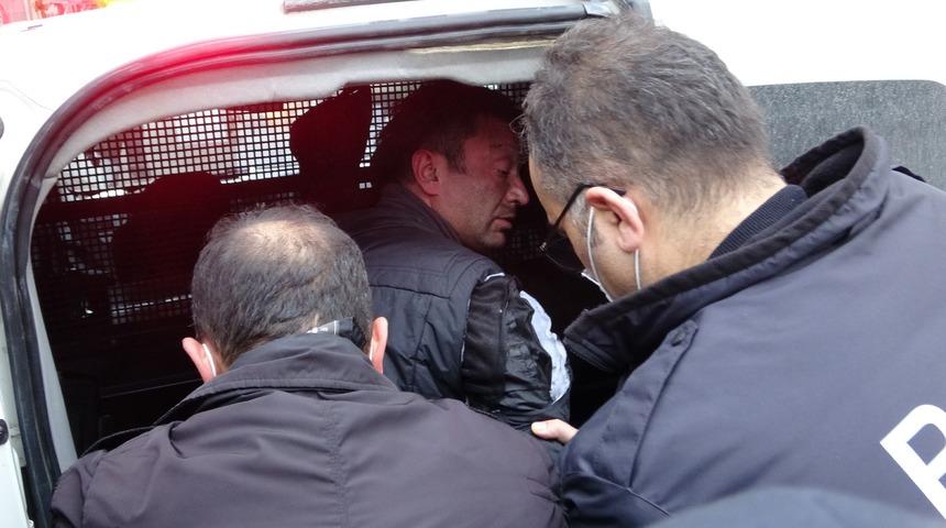 Binayı yakan şüpheliyi mahalleli yakaladı, linç edilmekten polis kurtardı