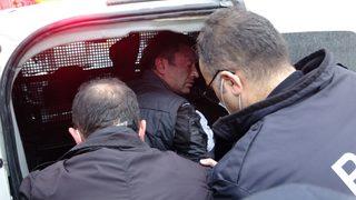 Binayı yakan şüpheliyi mahalleli yakaladı, linç edilmekten polis kurtardı