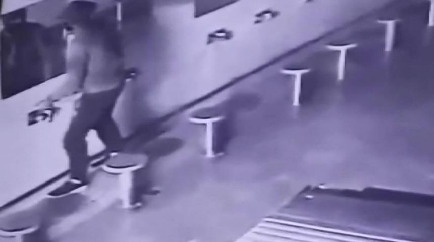 Esenyurt'taki camideki musluk hırsızlığı kamerada!