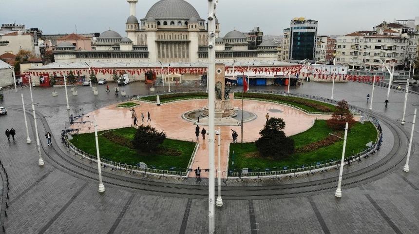 Taksim Meydanı turistlere kaldı