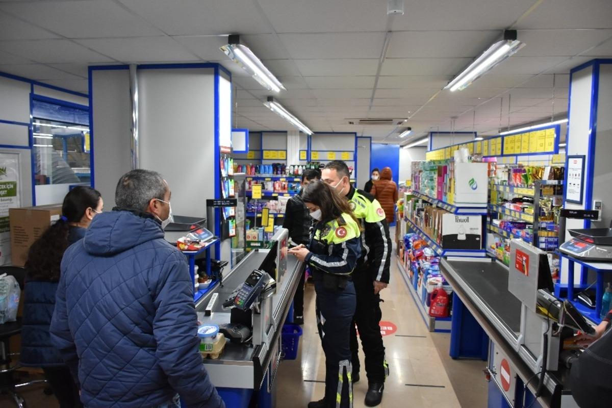 Marmaris&rsquo;te alışveriş saatlerinde marketler denetleniyor