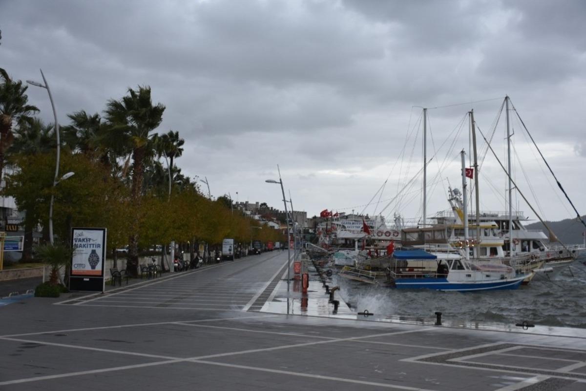 Marmaris&rsquo;te yağmurlu hava etkisini s&uuml;rd&uuml;r&uuml;yor