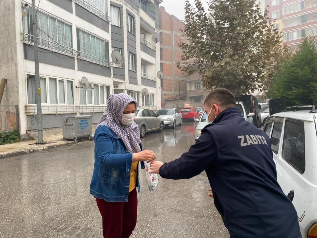 Kısıtlamadaki vatandaşların ihtiyacını zabıta karşılıyor