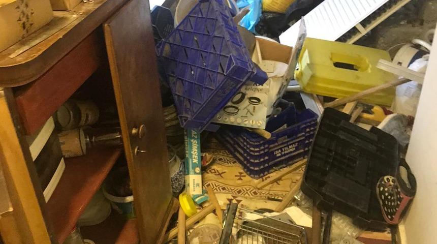 Villayı talan eden hırsızlar, eşyaları kamyonete yüklerken yakalandı