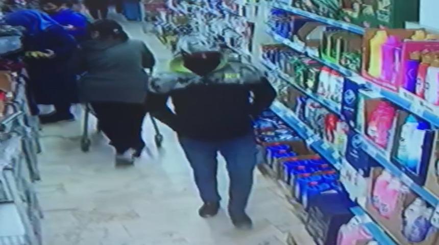 Kağıthane'de markette silahlı soygun girişimi kamerada