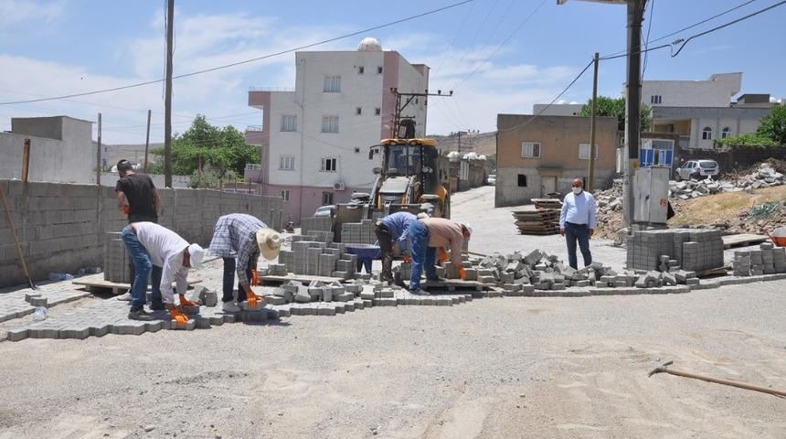 Cizre&rsquo;de kilitli parke taşı d&ouml;şeme &ccedil;alışmaları devam ediyor