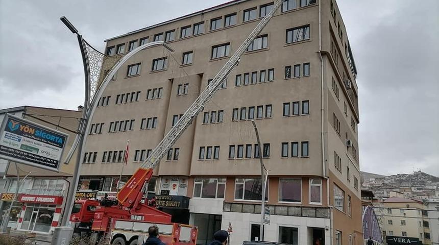 Bayburt Belediye binasının &ccedil;atısı kar, buz eritme sistemine kavuştu