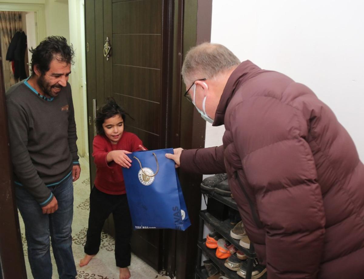 Kısıtlamada 5 bin aile ziyaret edilerek hediyeler verildi