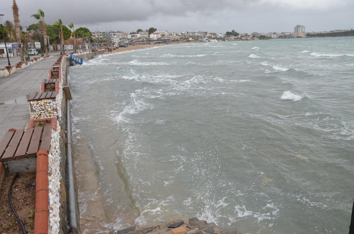 Didim&rsquo;de şiddetli lodos &ccedil;atı u&ccedil;urdu, deniz kabardı
