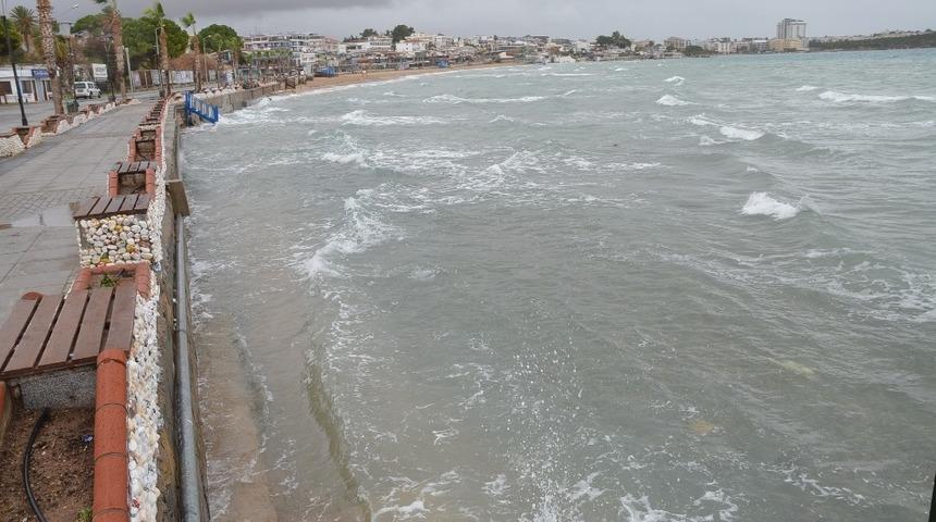 Didim'de lodos çatıları uçurdu, denizde kabarmalar yaşandı