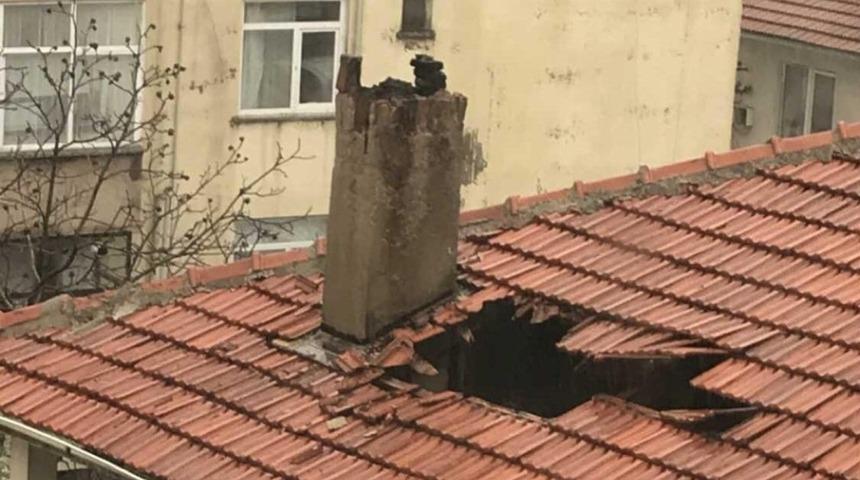 Fırtınada kopan bacanın par&ccedil;ası &ccedil;atıda hasara neden oldu