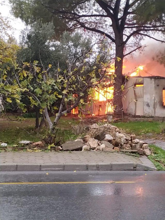 Didim’de metruk binadaki yangın korkuttu