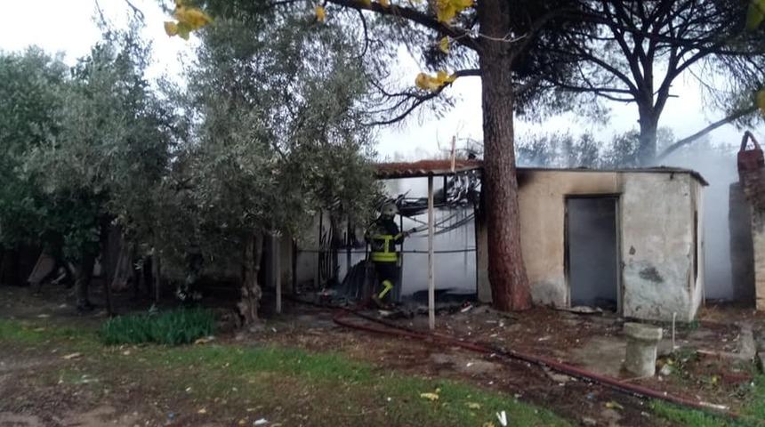 Didim&rsquo;de metruk binadaki yangın korkuttu