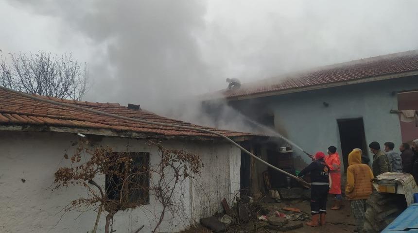 Ahırda yangın çıktı, koyunlar yanmaktan son anda kurtarıldı