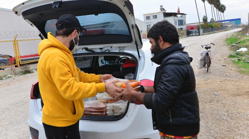 Sokak kısıtlamasında aracıyla sıcak yemek dağıttı