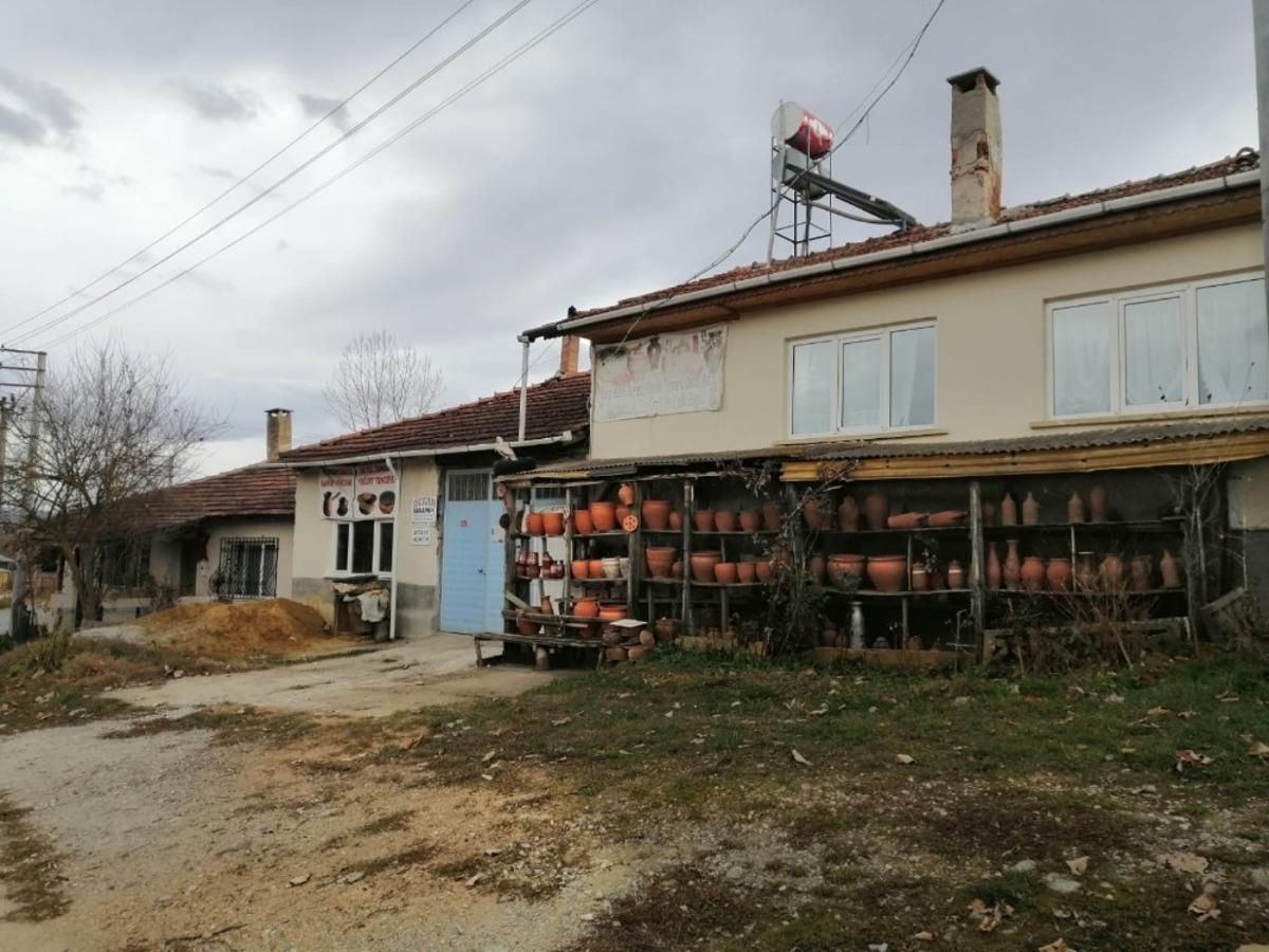 Sokağa &ccedil;ıkma kısıtlamasıyla &ccedil;&ouml;mlek at&ouml;lyeleri boş kaldı