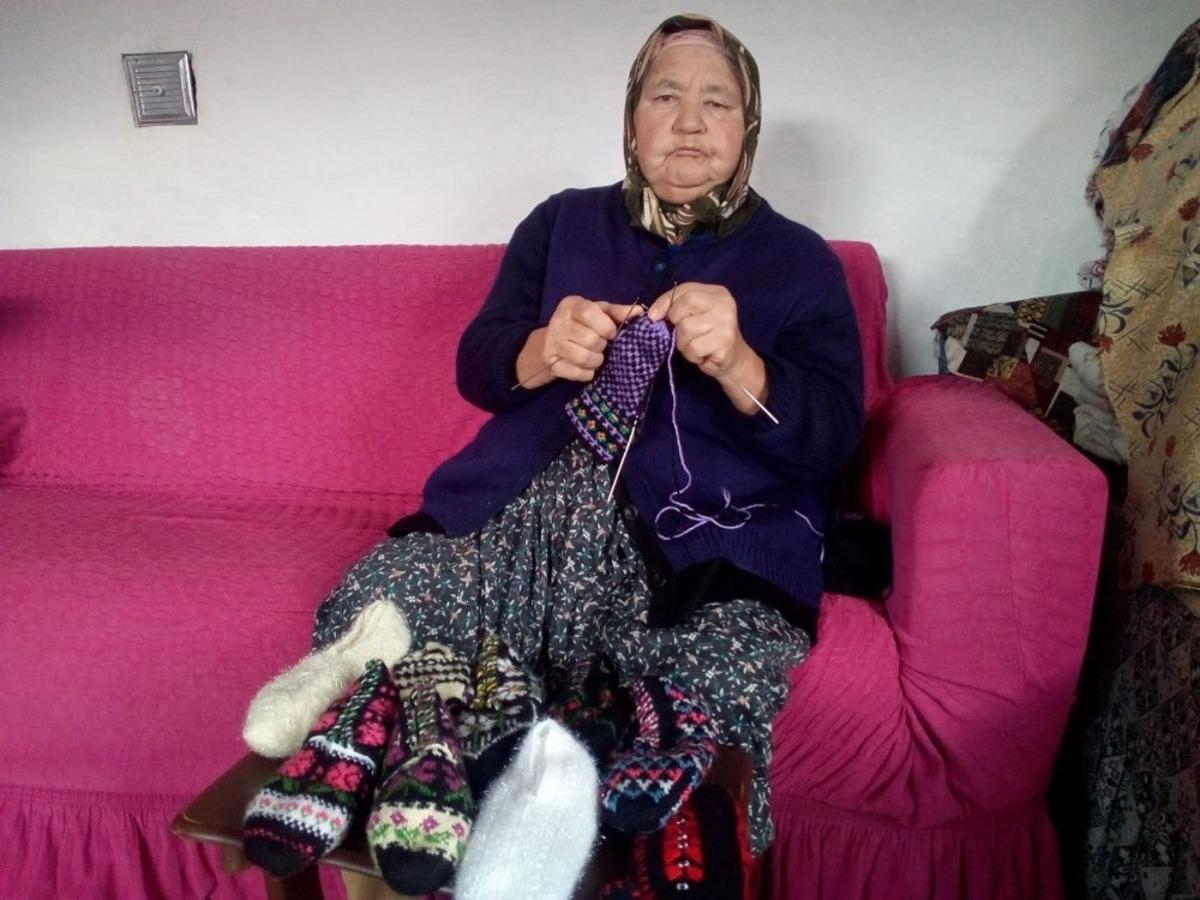 Sokağa &ccedil;ıkma kısıtlamasını &ccedil;orap &ouml;rerek evde ge&ccedil;iriyorlar