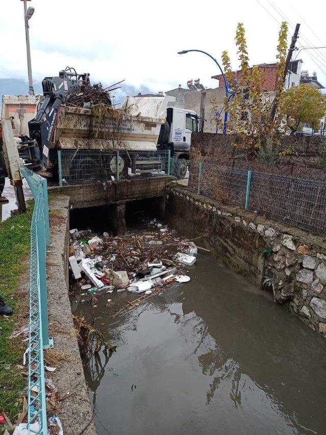 Çöplüğe dönen dere yatakları temizlendi