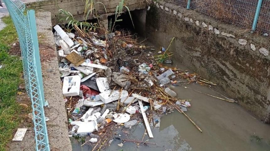 &Ccedil;&ouml;pl&uuml;ğe d&ouml;nen dere yatakları temizlendi