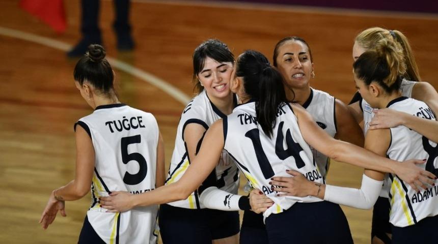 Adam voleybol galibiyetle d&ouml;nd&uuml;