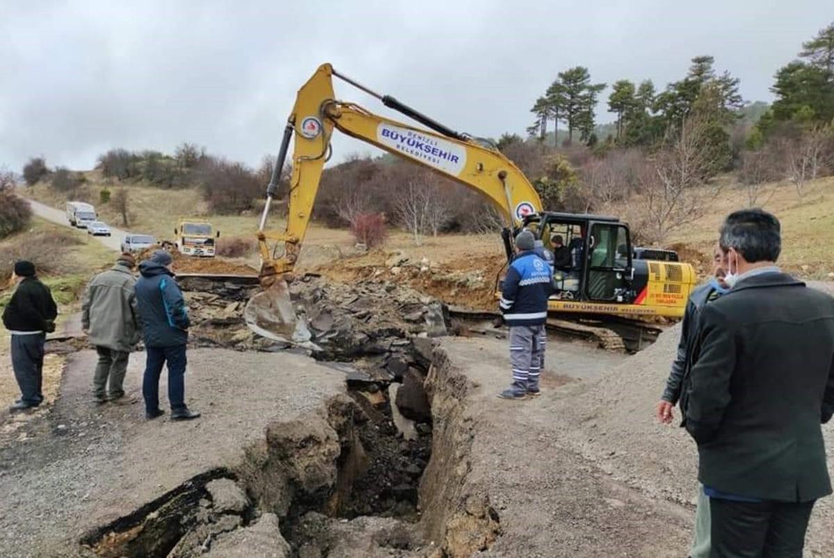 Sağanak yağışın ardından yolda &ccedil;&ouml;kme meydana geldi