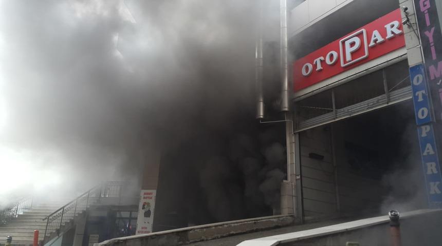 Bursa'da AVM deposunda korkutan yangın