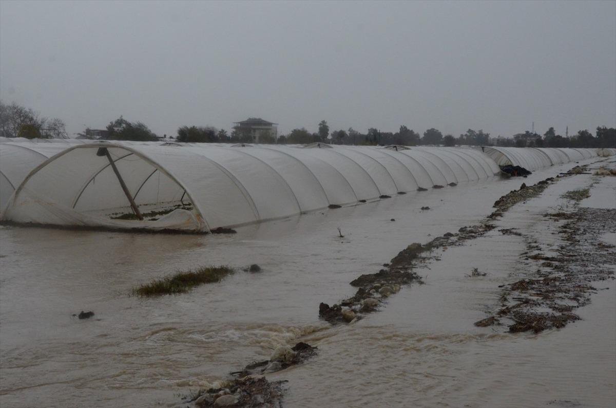 G&Uuml;NCELLEME - Antalya'da kuvvetli yağış etkili oldu