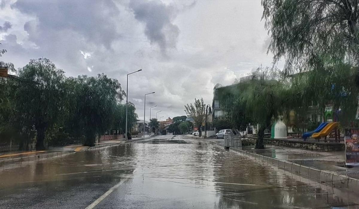 Urla&rsquo;yı sağanak yağış vurdu